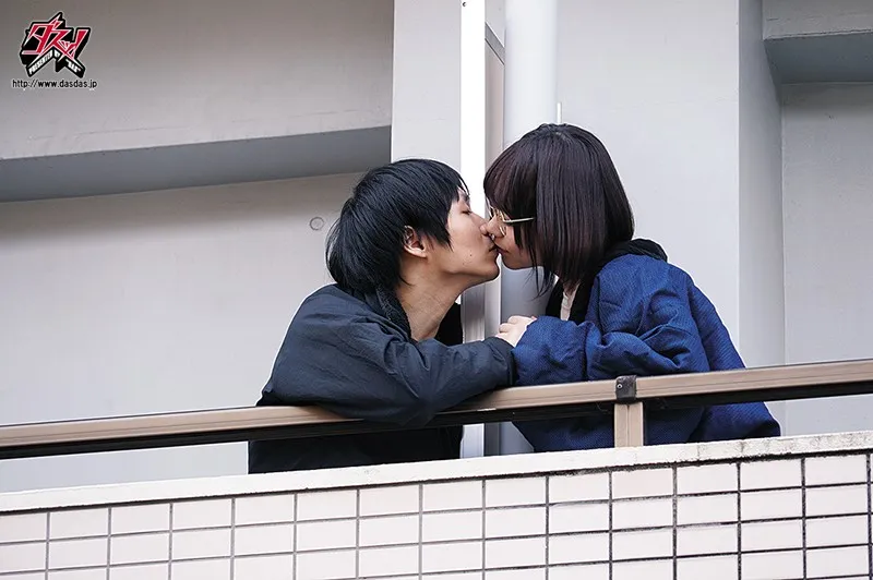 两人互动场景插图