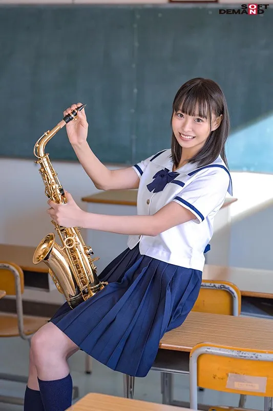 花门のん身穿学生服，展现清新形象