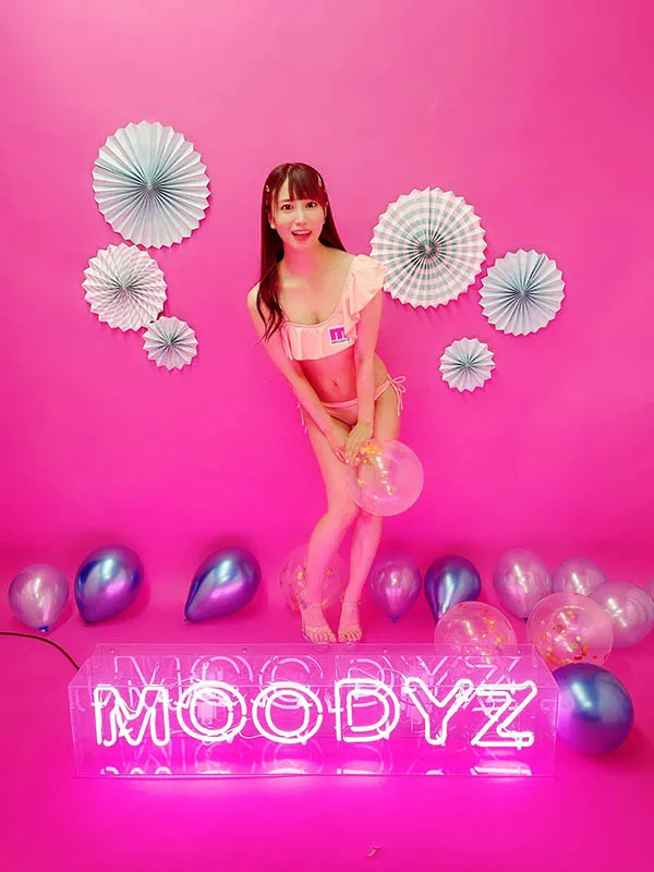 作品场景图：小野六花与男主角互动