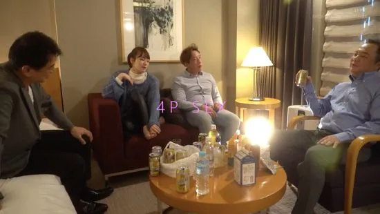 根尾あかり与男演员合作画面