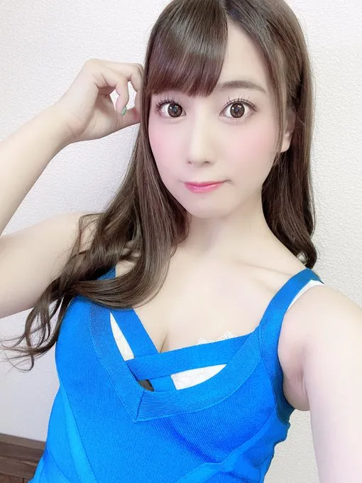 安藤萌爱街头风格写真