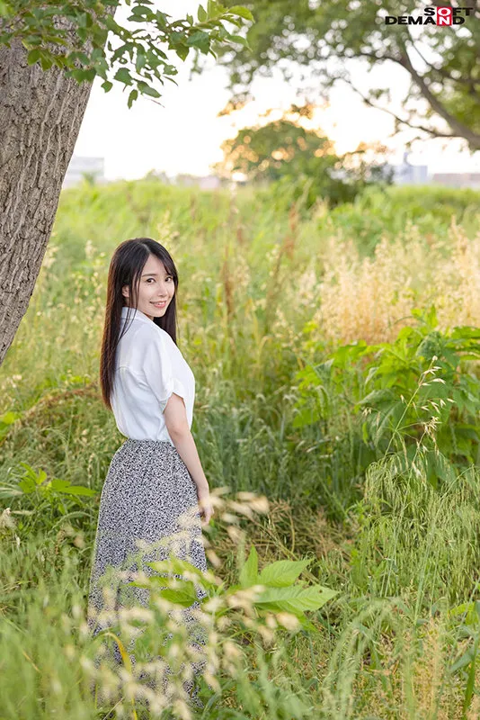 椿小春侧面特写，细节清晰