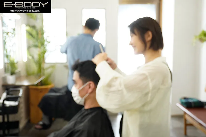 美波もも工作照