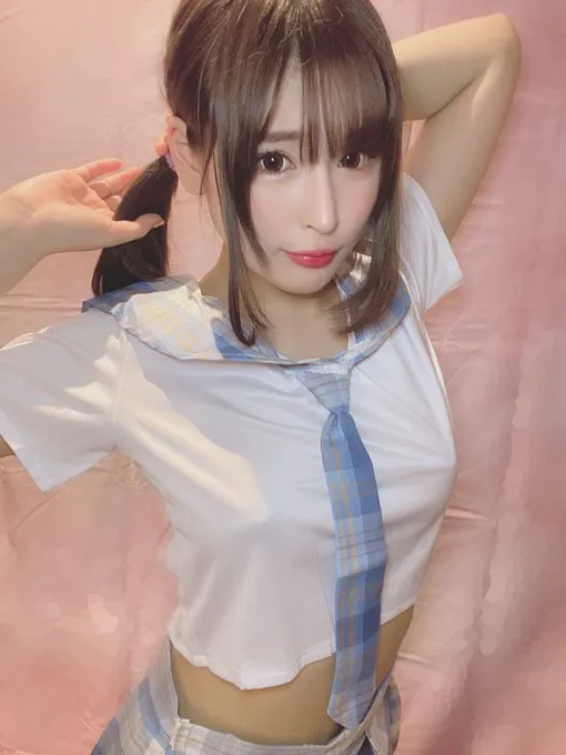 久远蕾菈 侧面写真