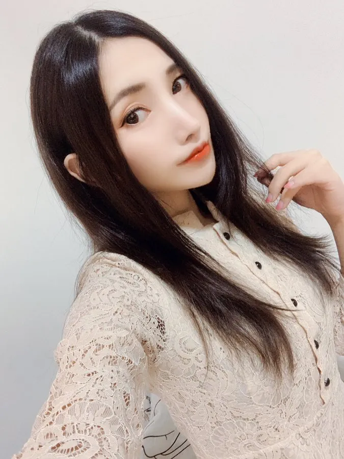 宫岛芽衣在热带水疗环境中