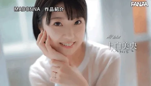 场景剧照展示梓ヒカリ和搭档互动