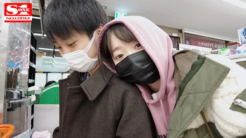 架乃由罗与男主角共同出游街头场景