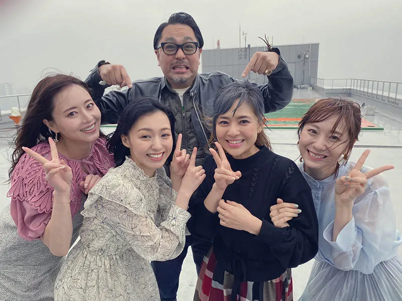 两位女演员合作影像照