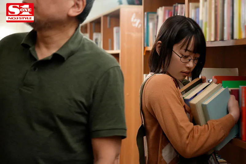 图书馆工作场景