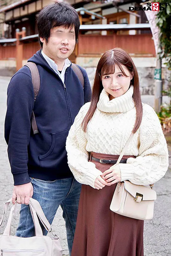 演员在公共温泉混浴池中的情节演绎