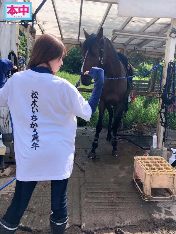 作品封面：バイト先のセクシー美女が大嫌いな店长の指示で际どいミニスカを穿かされセクハラ挿入