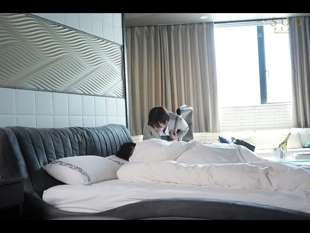 纱仓まな与饰演者合作场景