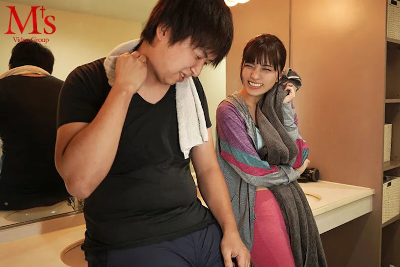 健身房内根尾明里训练场景