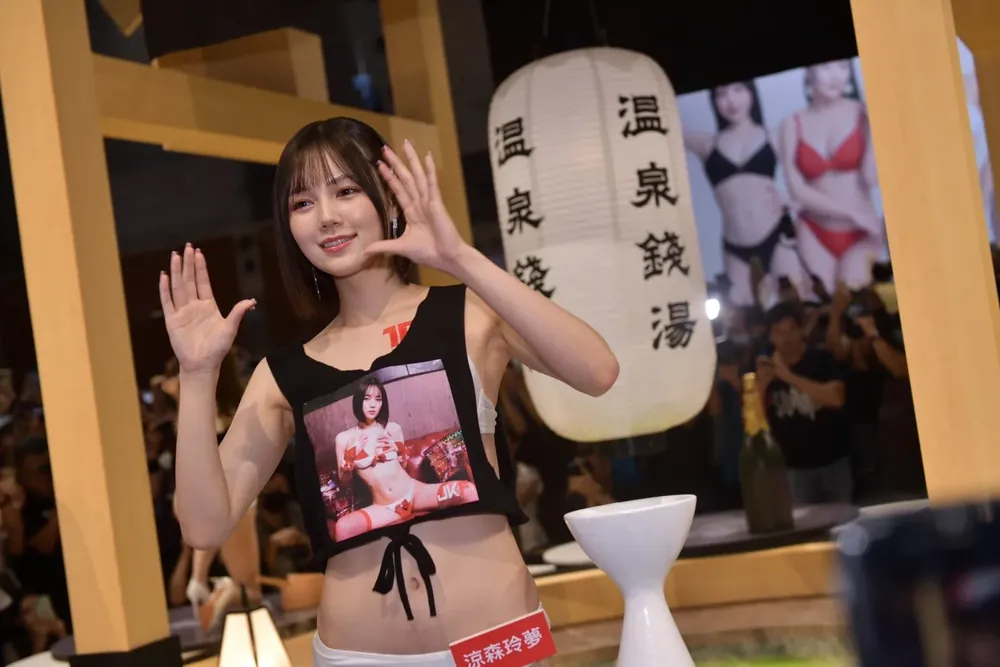 凪ひかる新作表现