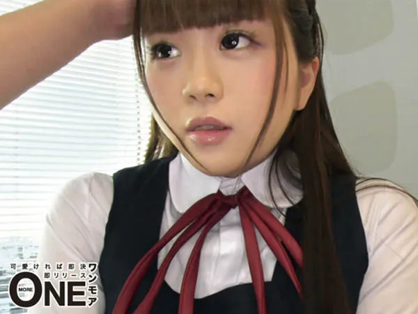 夜野桜子表情自然，典型校园风格写真