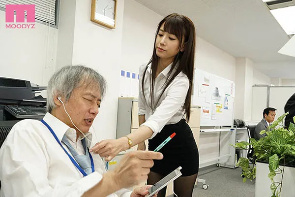 职场场景图：初川みなみ认真工作场面