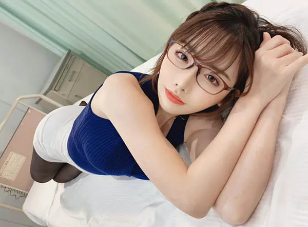 深田えいみ戴眼镜形象