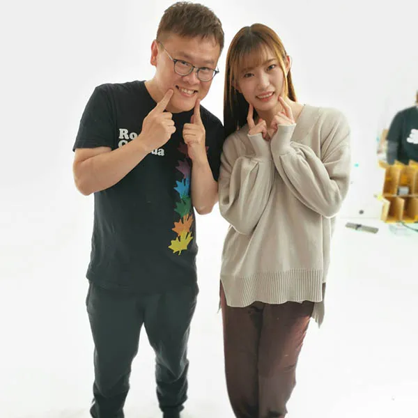 美谷朱里与同事合影