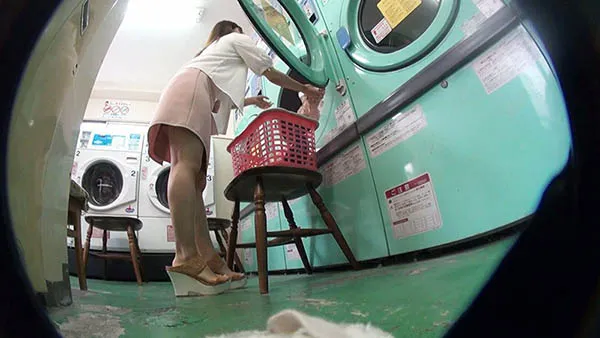 洗衣店女姓整理衣物